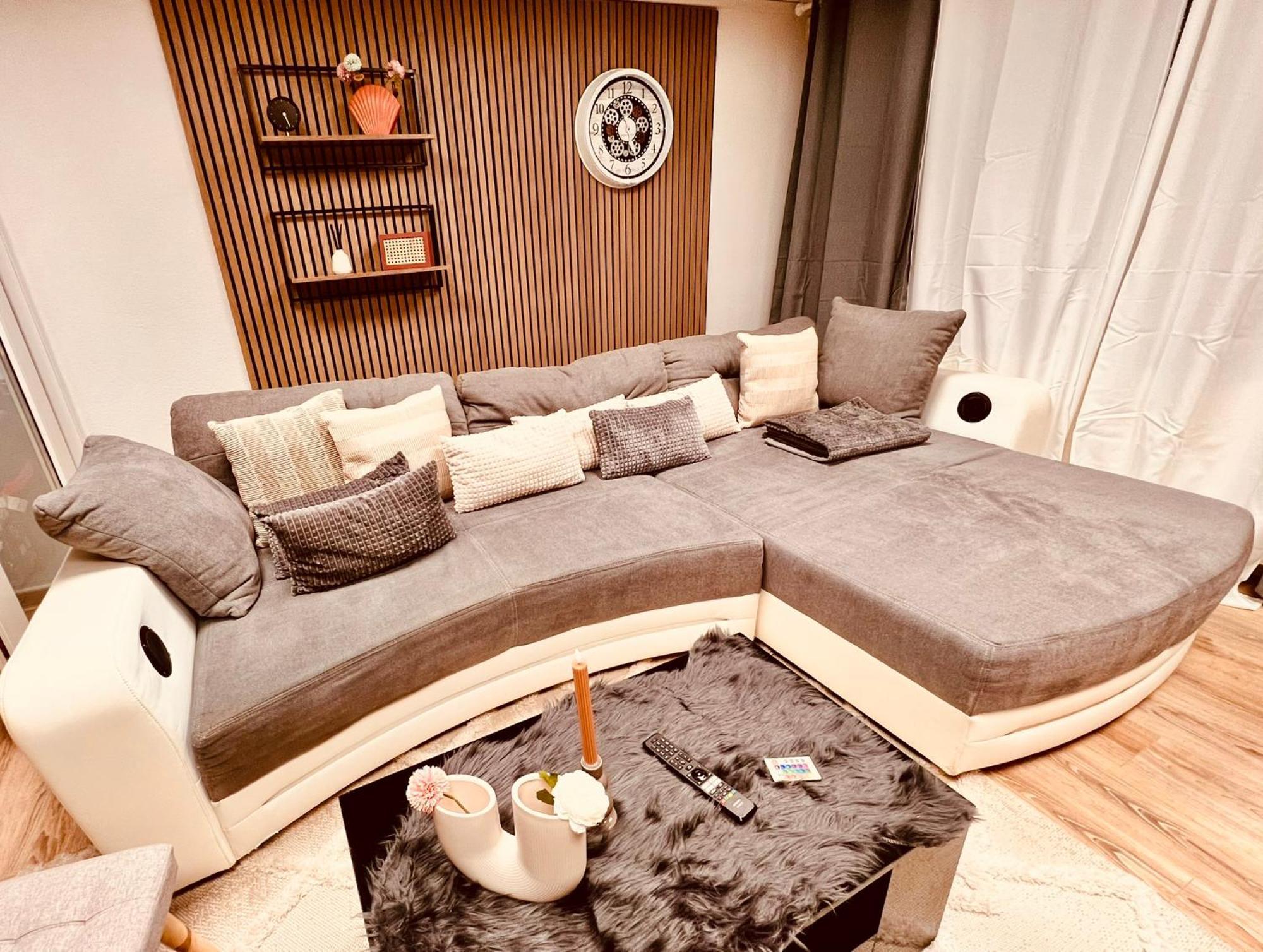 Apartamento Cologne Luxe Living: Opulent Elegance Unleashed Exterior foto